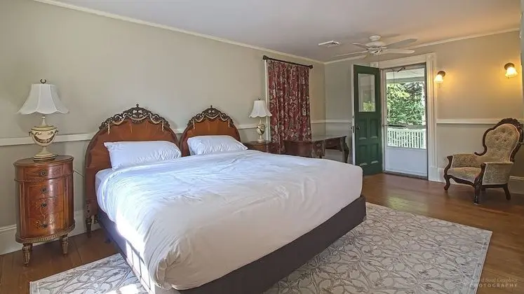 Woodrow Wilson Suite, 1 King Bed, Petite claw foot tub, Fireplace, Private porch, Library Access