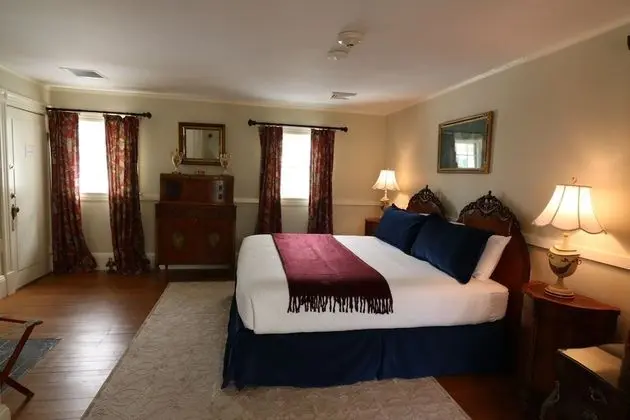 Woodrow Wilson Suite, 1 King Bed, Petite claw foot tub, Fireplace, Private porch, Library Access