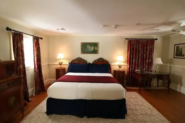 Woodrow Wilson Suite, 1 King Bed, Petite claw foot tub, Fireplace, Private porch, Library Access