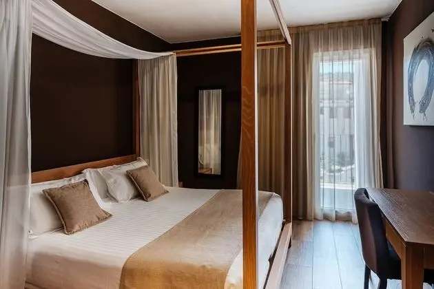 Superior Tek Büyük Yataklı Oda, Teras, Havuz Manzaralı