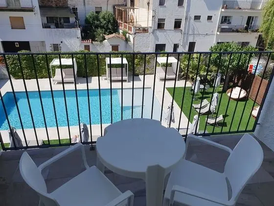 Superior Tek Büyük Yataklı Oda, Teras, Havuz Manzaralı