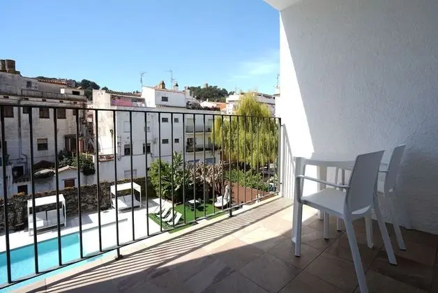 Superior Tek Büyük Yataklı Oda, Teras, Havuz Manzaralı