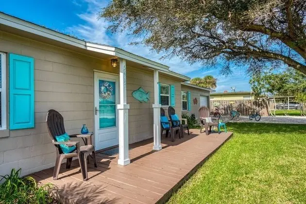 Ev (Windswept Beach House)