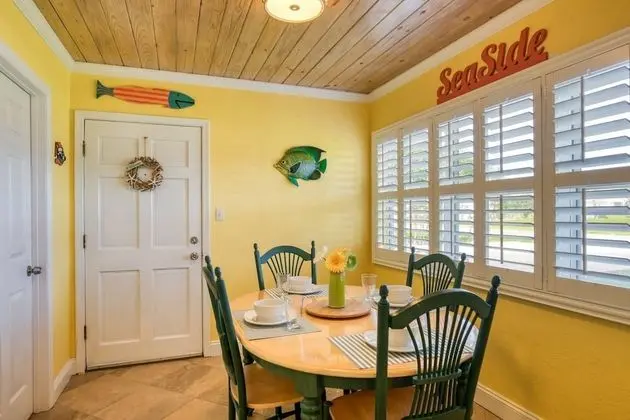 Ev (Windswept Beach House)