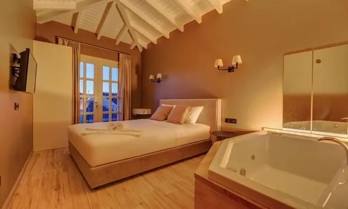 Junior Oda, Köy Manzaralı, Jakuzili