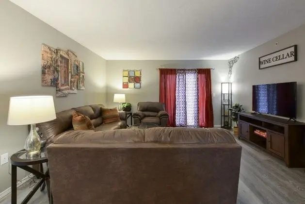Daire (Wine Cellar - Walk-out - REMODELED - )