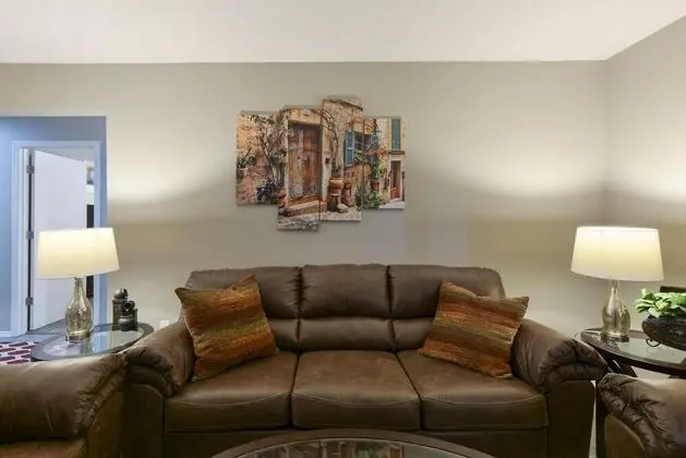 Daire (Wine Cellar - Walk-out - REMODELED - )