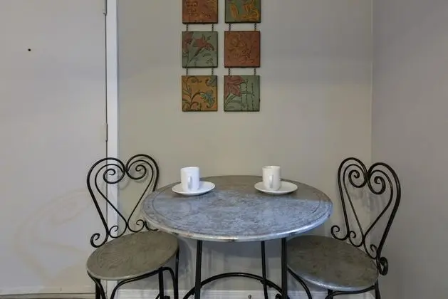Daire (Wine Cellar - Walk-out - REMODELED - )