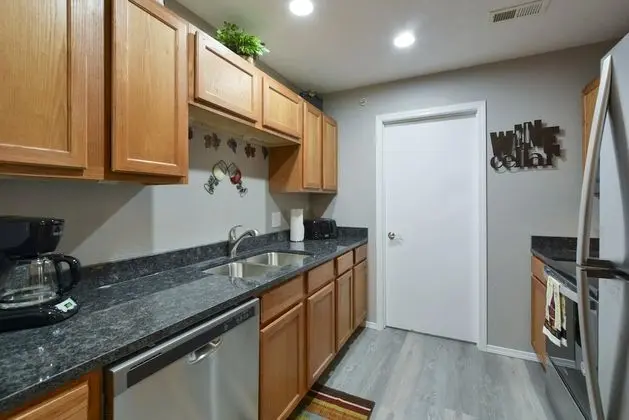 Daire (Wine Cellar - Walk-out - REMODELED - )