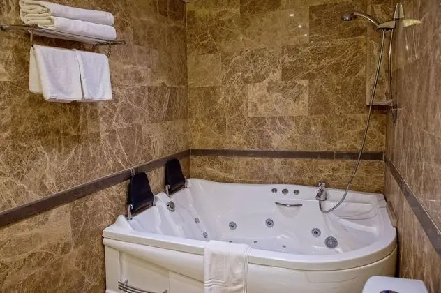 Jetted tub