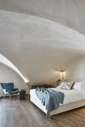 King suite with indoor plunge pool