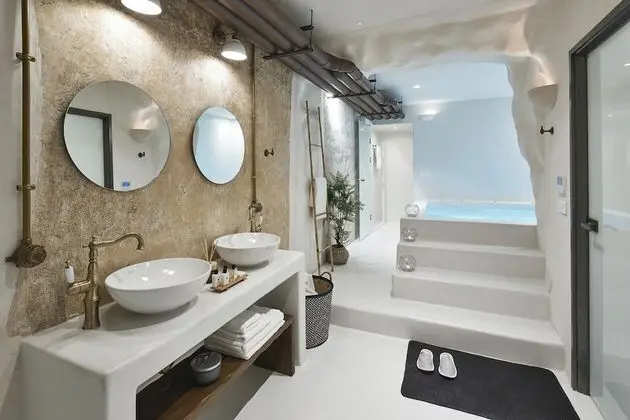 King suite with indoor plunge pool