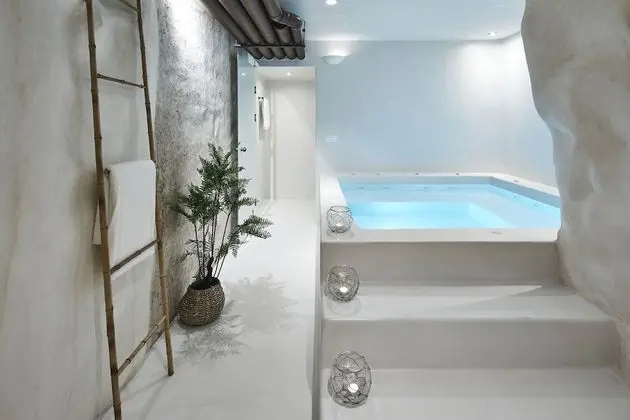 King suite with indoor plunge pool