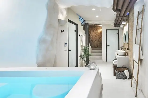 King suite with indoor plunge pool