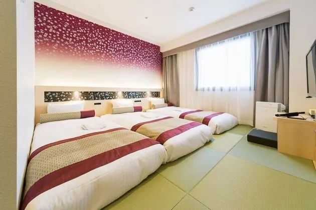 Üç Kişilik Oda, Sigara İçilmez (Sakura, Top Floor)