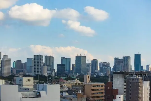 Üç Kişilik Oda, Sigara İçilmez (Sakura, Top Floor)