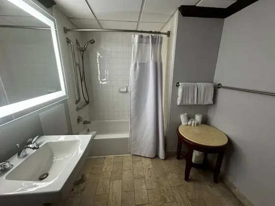 Oda, 1 En Büyük (King) Boy Yatak, Engellilere Uygun (Mobility/Hearing,tub w grab bars)