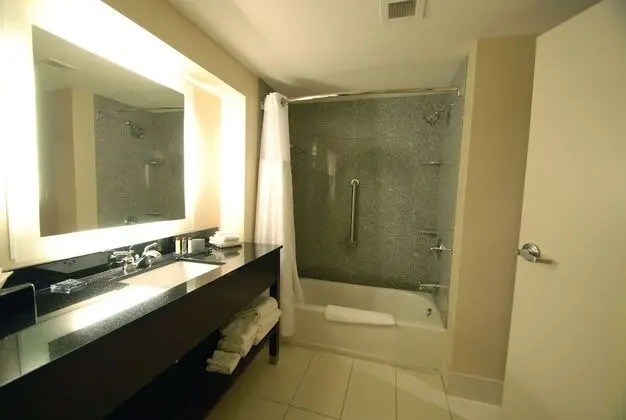 Oda, 2 Büyük (Queen) Boy Yatak, Engellilere Uygun, Sigara İçilmez (Bath Tub)