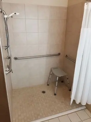 Oda, 1 En Büyük (King) Boy Yatak, Engellilere Uygun, Sigara İçilmez (Mobility, Tub w/Grab Bars)