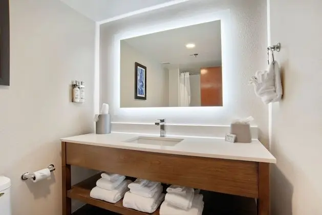 Standard Oda, 2 Büyük (Queen) Boy Yatak, Engellilere Uygun (Access Tub)