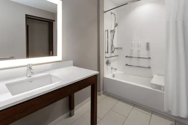 Oda, 2 Büyük (Queen) Boy Yatak, Engellilere Uygun, Küvet (Roll-In Shower)