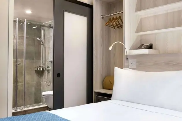 Oda, 1 En Büyük (King) Boy Yatak, Engellilere Uygun, Sigara İçilmez (Roll-In Shower)