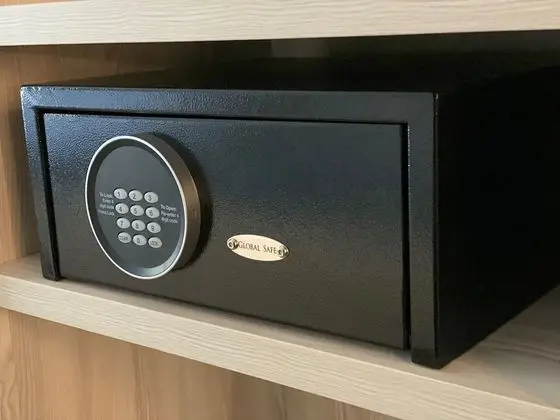 Oda, 1 En Büyük (King) Boy Yatak, Engellilere Uygun, Sigara İçilmez (Roll-In Shower)