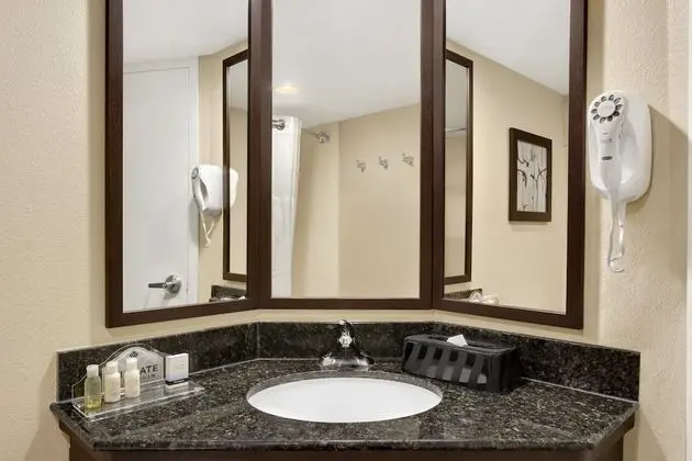 Oda, 2 Büyük (Queen) Boy Yatak, Engellilere Uygun, Sigara İçilmez (Bathtub w/ Grab Bars)