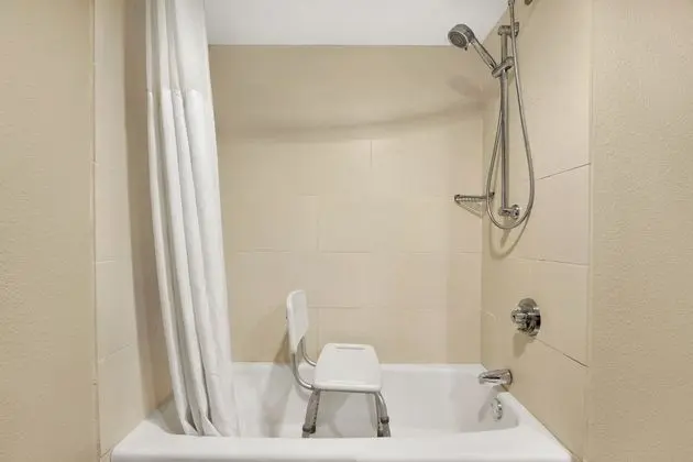 Oda, 2 Büyük (Queen) Boy Yatak, Engellilere Uygun, Sigara İçilmez (Bathtub w/ Grab Bars)