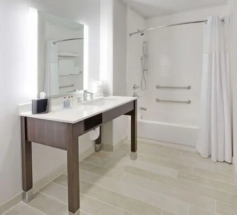 Oda, 2 Büyük (Queen) Boy Yatak, Engellilere Uygun, Sigara İçilmez (Mobility,Hearing,Tub w/Grab Bars)