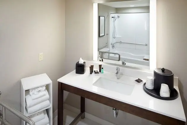 Deluxe Room, 2 Queen Beds, Mobility, Non Smoking