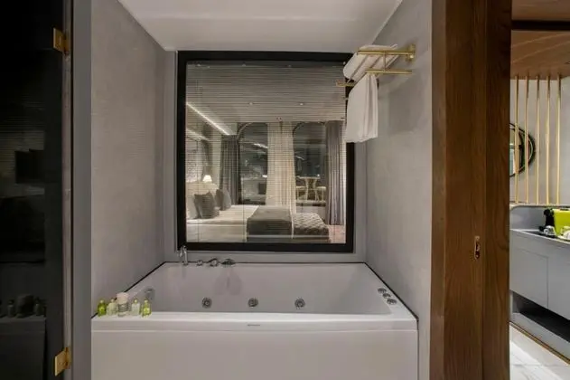 Executive Suite, Deniz Manzaralı, Jakuzili