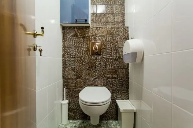 Tek Büyük Yataklı Oda, Ortak Banyo
