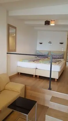 Stüdyo, Göl Manzaralı