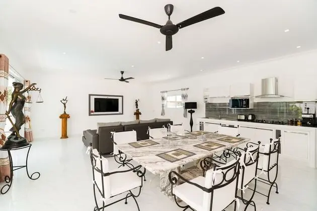 4 Bedrooms Villa