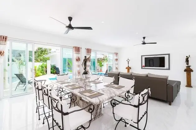 4 Bedrooms Villa