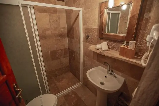 Deluxe Cave Room