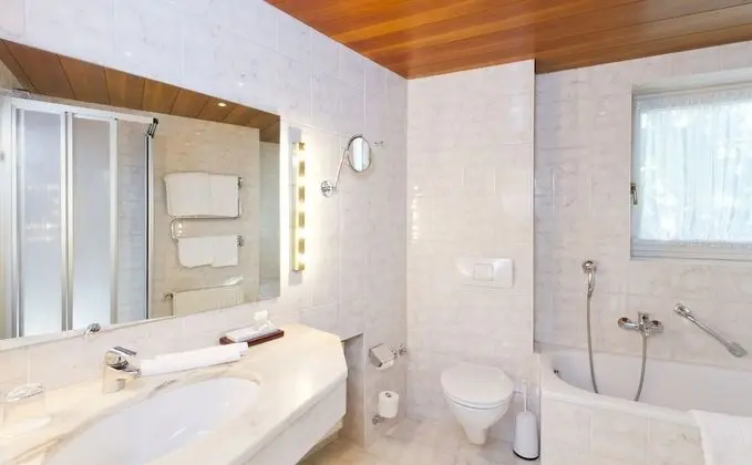 Tek Büyük Yataklı Oda, Balkon, Bahçe Manzaralı