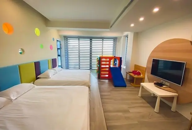 Design Dört Kişilik Oda, 2 Büyük (Queen) Boy Yatak, Sigara İçilmez