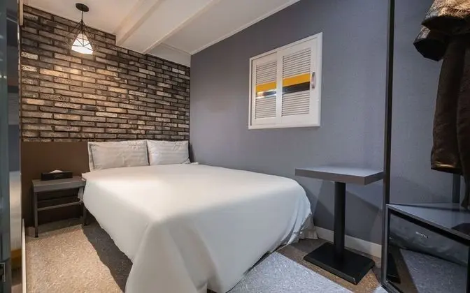 Oda (Premium (65-inch TV Netflix free view)