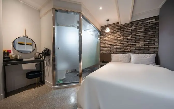 Oda (Premium (65-inch TV Netflix free view)