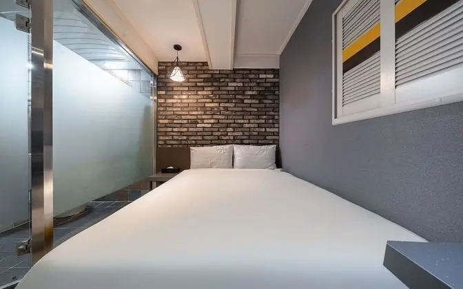 Oda (Premium (65-inch TV Netflix free view)