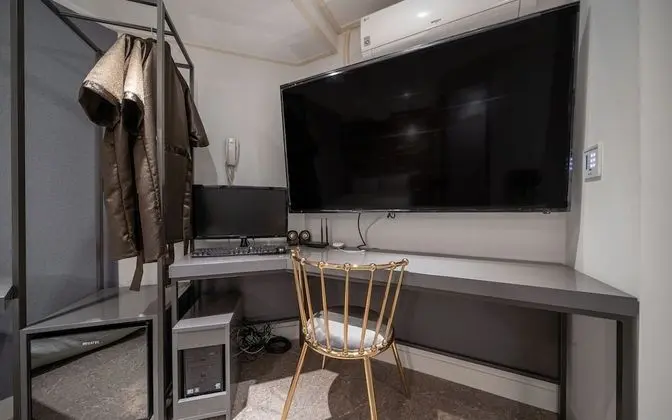 Oda (Premium (65-inch TV Netflix free view)