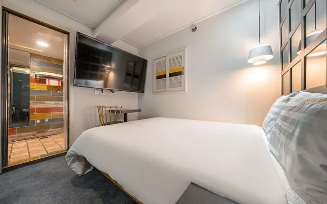 Oda (Premium (65-inch TV Netflix free view)