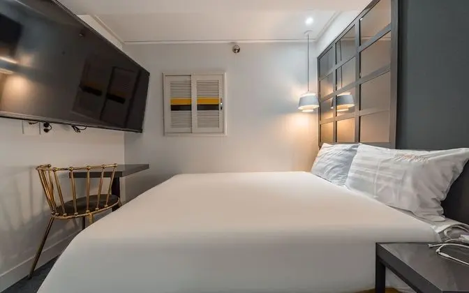 Oda (Premium (65-inch TV Netflix free view)