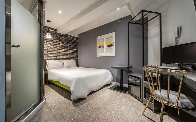 Oda (Premium (65-inch TV Netflix free view)