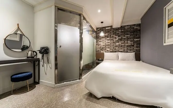 Oda (Premium (65-inch TV Netflix free view)