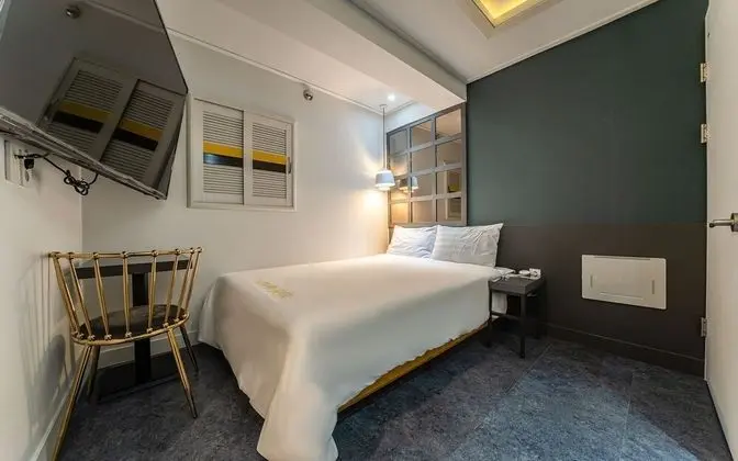 Oda (Premium (65-inch TV Netflix free view)