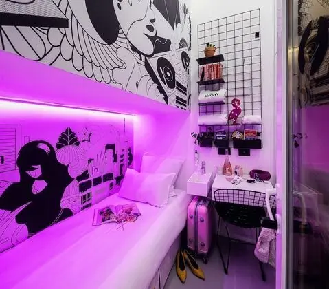 Single Pod Room, Shared Bathroom