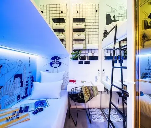 Twin Pod Room, Shared Bathroom